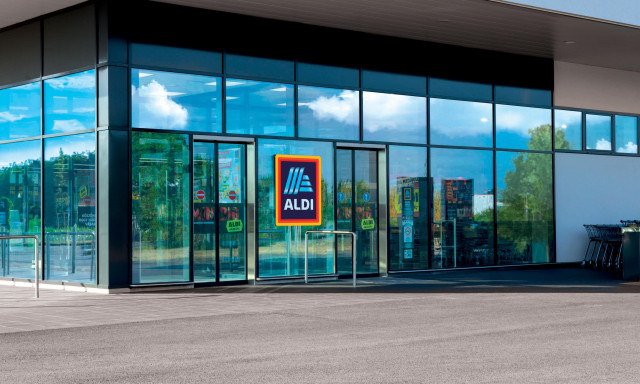 &Ouml;t forintra &aacute;razza le a ruh&aacute;kat &eacute;s cipőket az ALDI, ezer forintos kupon j&aacute;r a nyugd&iacute;jasoknak