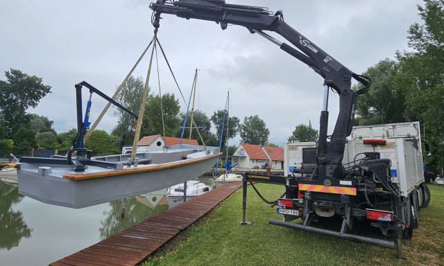 Speci&aacute;lis haj&oacute;val vad&aacute;sznak mostant&oacute;l a Balatonban a szab&aacute;lyszegőkre