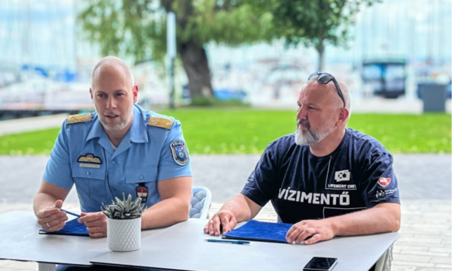 Egy&uuml;ttműk&ouml;dve v&iacute;zen &eacute;s sz&aacute;razf&ouml;ld&ouml;n