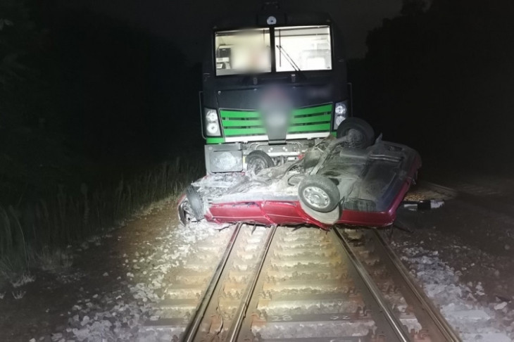 Menekülés közben állt fejre egy autós a síneken, a rendőrök még pont ki tudták húzni a sofőrt