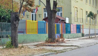 Egy fideszes k&eacute;pviselő szerint nem k&iacute;v&aacute;nt gondolatokat &eacute;breszt a sz&iacute;nesre festett iskolaker&iacute;t&eacute;s