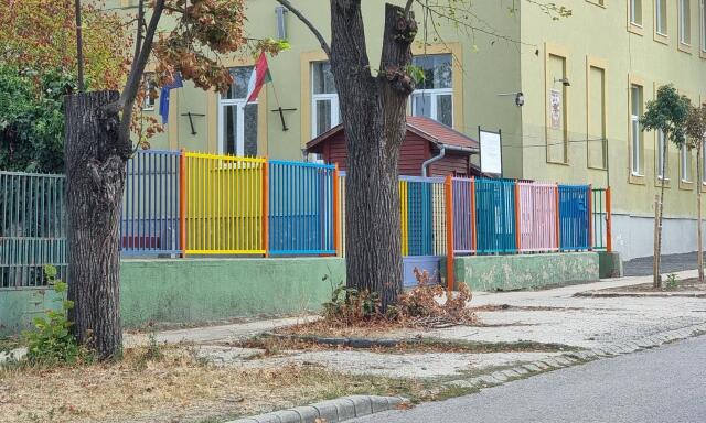 Egy fideszes k&eacute;pviselő szerint nem k&iacute;v&aacute;nt gondolatokat &eacute;breszt a sz&iacute;nesre festett iskolaker&iacute;t&eacute;s