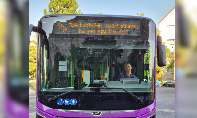 Grund r&eacute;szlettel k&ouml;sz&ouml;nt&ouml;tte a V-busz a fiatalokat a tan&eacute;v első napj&aacute;n