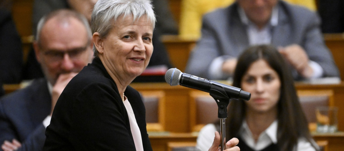 Az oktat&aacute;si miniszter kik&eacute;rte a tantest&uuml;letek v&eacute;lem&eacute;ny&eacute;t az igazgat&oacute;i p&aacute;ly&aacute;zatokr&oacute;l