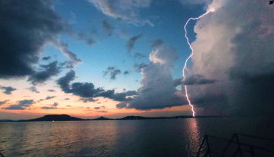 Pazar vihar előtti k&eacute;pek sz&uuml;lettek vas&aacute;rnap este a Balatonon