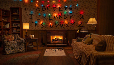 Stranger Things-hangulatú kandalló érkezett - Egyórás, hátborzongató karácsonyi tűzrakással kedveskedik a Netflix