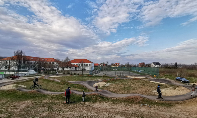 Ha odavagy a pumptrack p&aacute;ly&aacute;k&eacute;rt, csak Alm&aacute;diig kell menned