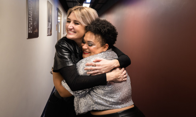 Meg&eacute;rkezett az Irie Maffia &eacute;s L&aacute;bas Viki &uacute;j kar&aacute;csonyi dala &ndash; VIDE&Oacute;