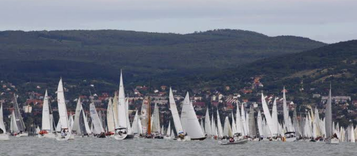 K&eacute;kszalag-n&eacute;ző s&eacute;tahaj&oacute;t ind&iacute;t a BAHART Balatonf&uuml;redről