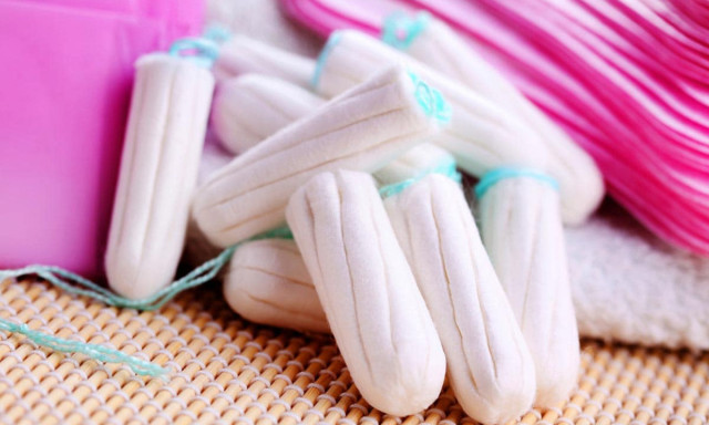 Sk&oacute;ci&aacute;ban mindenkinek ingyenesen el&eacute;rhetőv&eacute; tett&eacute;k a menstru&aacute;ci&oacute;s term&eacute;keket