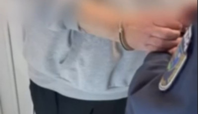 A busz k&eacute;s&eacute;s&eacute;&eacute;rt fejelte le a sofőrt az ajkai f&eacute;rfi