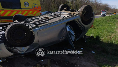 &Ouml;ten s&eacute;r&uuml;ltek meg a balesetben Kup &eacute;s Bakonyp&ouml;l&ouml;ske k&ouml;z&ouml;tt