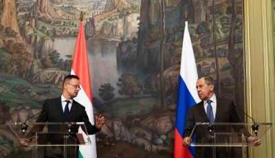 Szijj&aacute;rt&oacute; &eacute;s Lavrov meghitt kapcsolat&aacute;r&oacute;l &iacute;rt dalt a Carson Coma