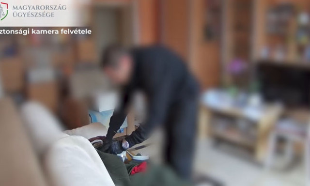 Vide&oacute;n, ahogy meglopj&aacute;k az elhunytat a halottsz&aacute;ll&iacute;t&oacute;k