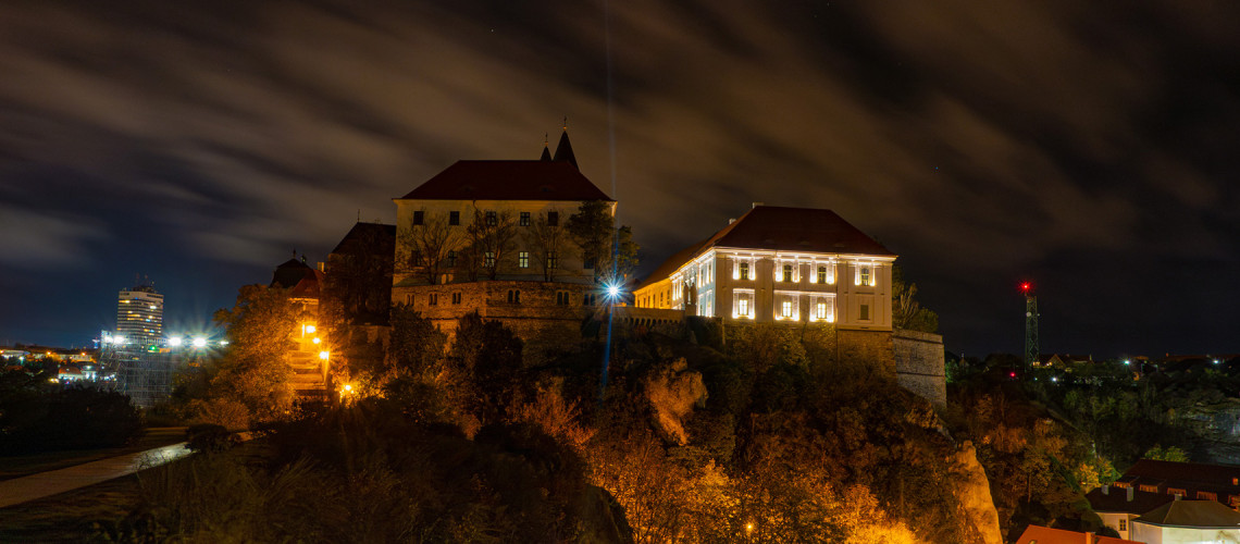 A veszpr&eacute;mi v&aacute;rnegyed 800 &eacute;ves palotak&aacute;poln&aacute;j&aacute;t &eacute;s Szent Imre fogadalm&aacute;nak helysz&iacute;n&eacute;t is felfedezhetj&uuml;k az &Eacute;p&iacute;t&eacute;szet &Uuml;nnep&eacute;n &eacute;s &Eacute;jszak&aacute;j&aacute;n