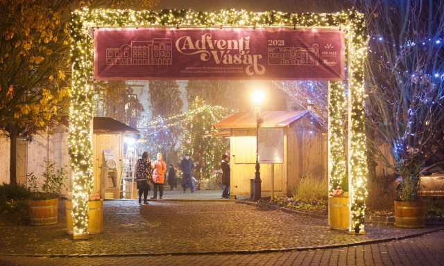 Elindult az Adventi V&aacute;s&aacute;r - Meglest&uuml;k milyen a kar&aacute;csonyi v&aacute;s&aacute;r Veszpr&eacute;mben
