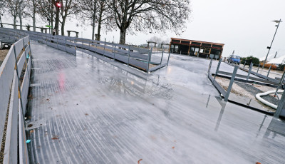 Korcsolya fel! M&aacute;r h&iacute;zik a j&eacute;g Balatonf&uuml;reden - P&eacute;nteken b&aacute;rki ingyen kipr&oacute;b&aacute;lhatja