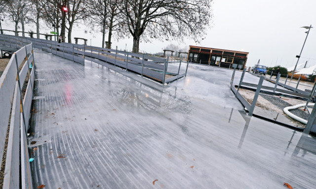 Korcsolya fel! M&aacute;r h&iacute;zik a j&eacute;g Balatonf&uuml;reden - P&eacute;nteken b&aacute;rki ingyen kipr&oacute;b&aacute;lhatja