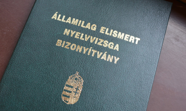 Hamis nyelvvizsg&aacute;val szerzett doktori fokozatot egy nő