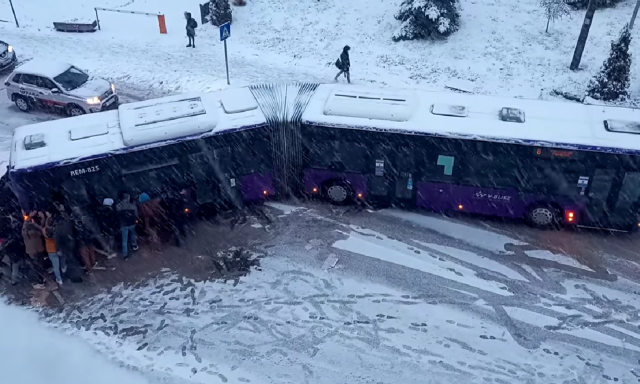 Fiatalok tolt&aacute;k be a kics&uacute;szott buszt - Ilyen az &ouml;sszefog&aacute;s ereje Veszpr&eacute;mben  - VIDE&Oacute;