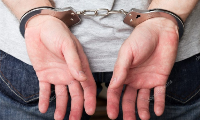 Whiskys&uuml;veggel fenyegetőzve k&ouml;veteltek p&eacute;nzt a tin&eacute;dzserek