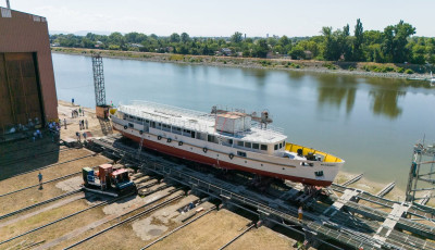 &Uacute;jra v&iacute;zre ker&uuml;l a Balaton legend&aacute;s haj&oacute;ja, a Beloiannisz