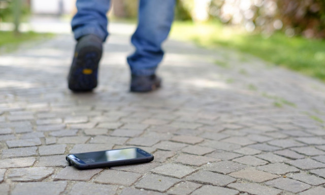 Nem adta vissza tulajdonos&aacute;nak az aut&oacute;r&oacute;l leesett telefont, ez&eacute;rt elő&aacute;ll&iacute;tott&aacute;k a rendőr&ouml;k