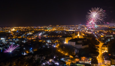 Szilveszteri utca&uuml;nnep Veszpr&eacute;mben: t&ouml;bb helysz&iacute;nen, hajnalig tart&oacute; bulival b&uacute;cs&uacute;zik az &eacute;v