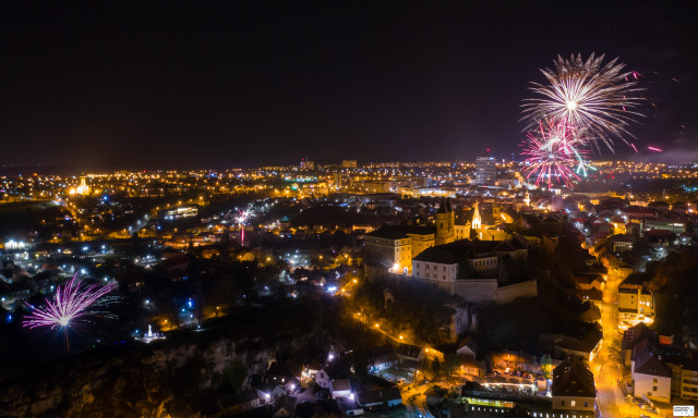 Szilveszteri utca&uuml;nnep Veszpr&eacute;mben: t&ouml;bb helysz&iacute;nen, hajnalig tart&oacute; bulival b&uacute;cs&uacute;zik az &eacute;v