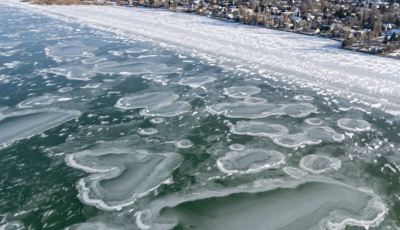 A h&eacute;tv&eacute;g&eacute;n egy kisgyerek alatt beszakadt a Balaton jege