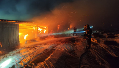 Kaz&aacute;nban volt tűz egy csal&aacute;di h&aacute;z mell&eacute;k&eacute;p&uuml;let&eacute;ben Veszpr&eacute;mben
