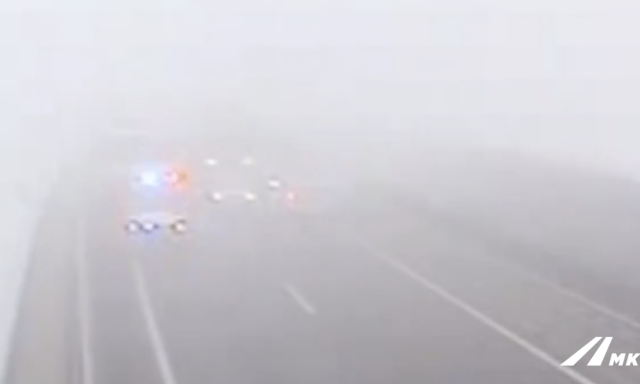 K&ouml;dben veszteglő kuk&aacute;saut&oacute;nak csap&oacute;dott egy aut&oacute; a Kőr&ouml;shegyi v&ouml;lgyh&iacute;don - VIDE&Oacute;