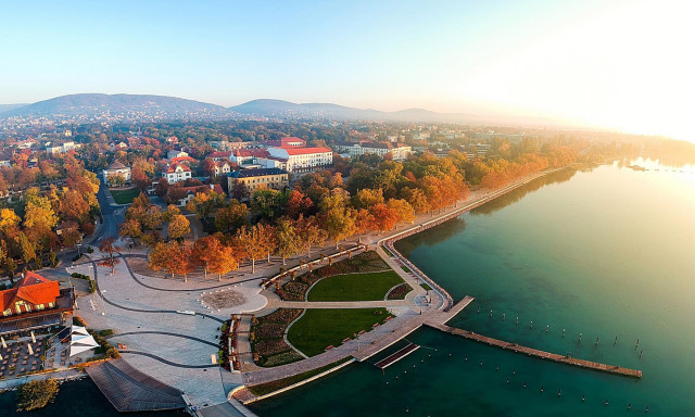 300 milli&oacute;b&oacute;l &uacute;j&iacute;tanak fel t&ouml;bb mint t&iacute;z utc&aacute;t Balatonf&uuml;reden