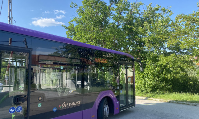 VAK&Aacute;CI&Oacute;! - &Iacute;gy &uuml;zent a V-busz a di&aacute;koknak