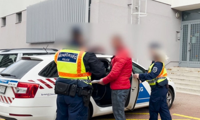 Az utc&aacute;n &uuml;t&ouml;tte, haj&aacute;n&aacute;l fogva h&uacute;zta volt &eacute;lett&aacute;rs&aacute;t Hajm&aacute;sk&eacute;ren