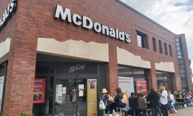 Megny&iacute;lt a fel&uacute;j&iacute;tott McDonald's Veszpr&eacute;mben