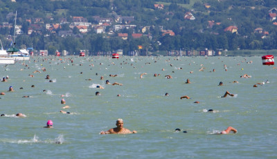 Hamarosan csobban&aacute;s &ndash; J&uacute;lius 31-&eacute;n rajtol a Balaton &aacute;t&uacute;sz&aacute;s