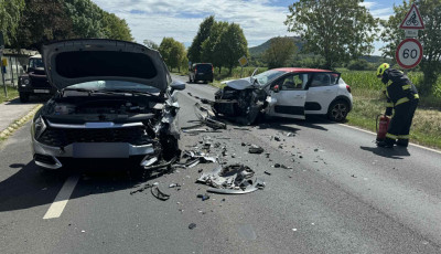 Front&aacute;lisan karambolozott k&eacute;t aut&oacute; a 77-es fő&uacute;ton, a balesetben heten s&eacute;r&uuml;ltek meg