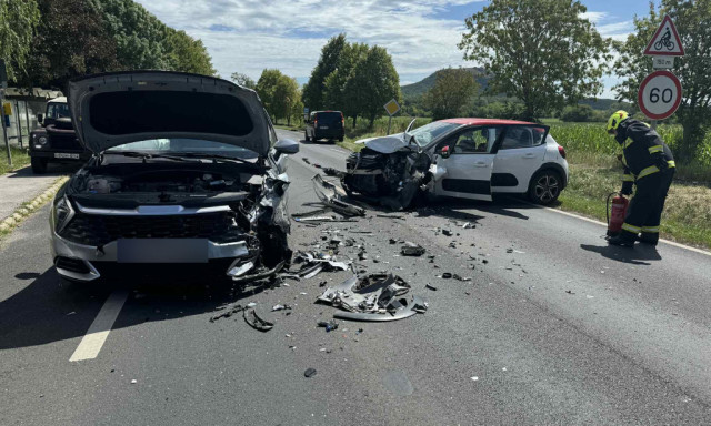 Front&aacute;lisan karambolozott k&eacute;t aut&oacute; a 77-es fő&uacute;ton, a balesetben heten s&eacute;r&uuml;ltek meg