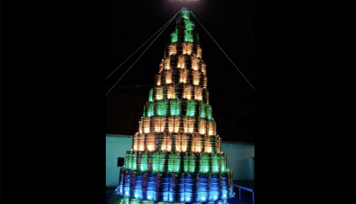 430 hord&oacute;b&oacute;l &eacute;p&uuml;lt kar&aacute;csonyfa ragyog Tapolc&aacute;n - Elk&eacute;sz&uuml;lt a Stari Keg Tree