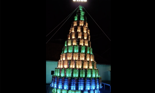 430 hord&oacute;b&oacute;l &eacute;p&uuml;lt kar&aacute;csonyfa ragyog Tapolc&aacute;n - Elk&eacute;sz&uuml;lt a Stari Keg Tree