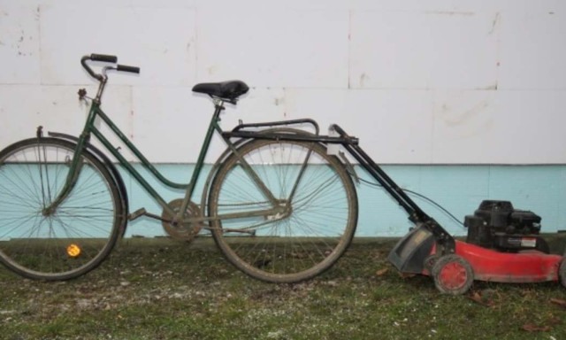 &Uacute;gy d&ouml;nt&ouml;tt nem gyalogol - Lopott biciklivel h&uacute;zta mag&aacute;val a lopott fűny&iacute;r&oacute;t
