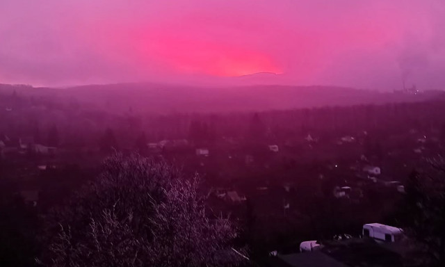 Mintha egy m&aacute;sik vil&aacute;g lenne: lil&aacute;s k&ouml;d lepte el ma hajnalban Barany&aacute;t