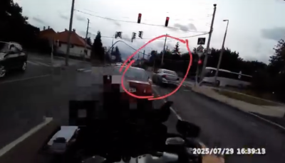 Tilos jelz&eacute;sn&eacute;l h&uacute;zott el egy sofőr Veszpr&eacute;mben - Pech, de a motoros rendőr is pont ott v&aacute;rt - VIDE&Oacute;