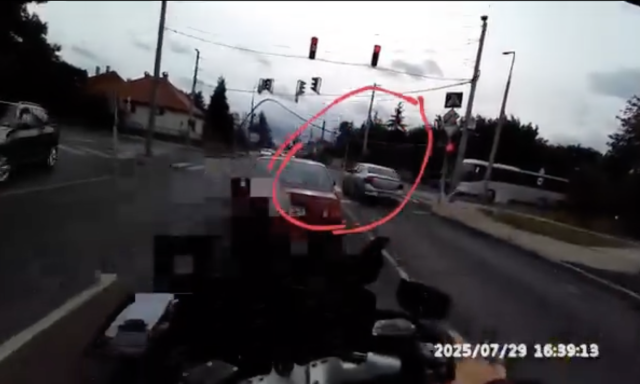 Tilos jelz&eacute;sn&eacute;l h&uacute;zott el egy sofőr Veszpr&eacute;mben - Pech, de a motoros rendőr is pont ott v&aacute;rt - VIDE&Oacute;