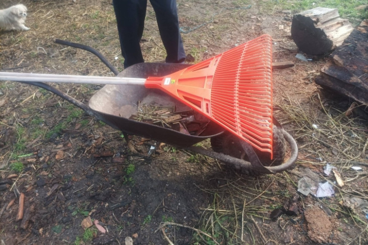 Szerszámot, lombseprűt és talicskát is lopott a férfi