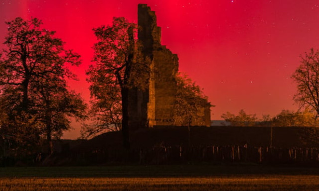 Ki kor&aacute;n kel, sarki f&eacute;nyt csod&aacute;lhat szombat hajnalban!