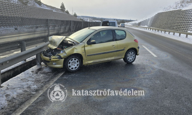 Sorozatosan &uuml;tk&ouml;ztek szalagkorl&aacute;tnak az aut&oacute;k a megyei &uacute;tjain