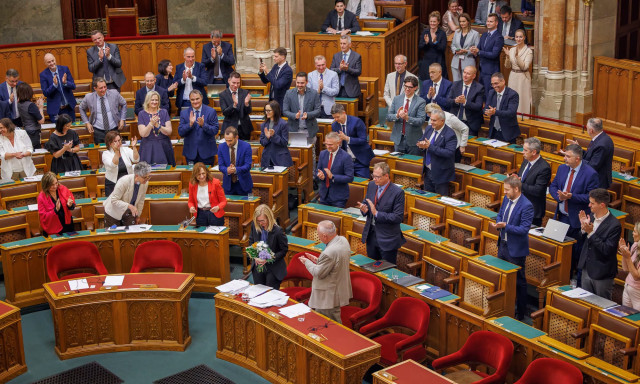 11 &oacute;r&aacute;n &aacute;t egyszer sem ment ki a parlamenti vit&aacute;r&oacute;l, a v&eacute;g&eacute;n vir&aacute;got kapott az igazs&aacute;g&uuml;gyi miniszter - VIDE&Oacute;