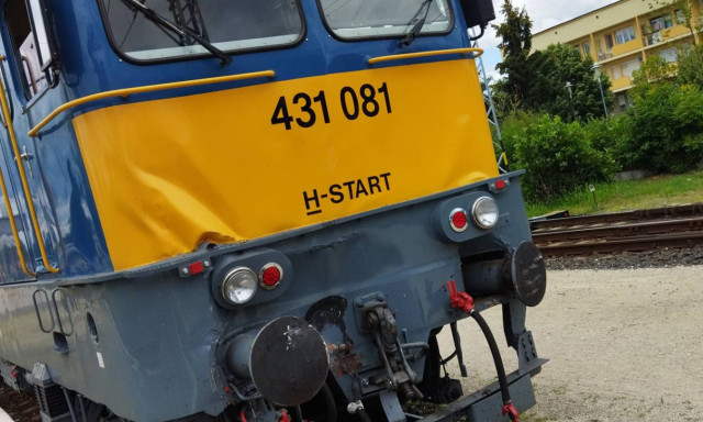 Hupc! K&eacute;t mozdony &uuml;tk&ouml;z&ouml;tt egym&aacute;snak Balatonf&uuml;reden, utasok is s&eacute;r&uuml;ltek